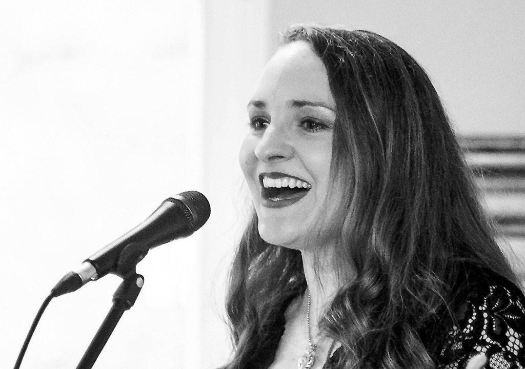 esther-hock-sopran-saengerin-sopran-wiesbaden-start-oben